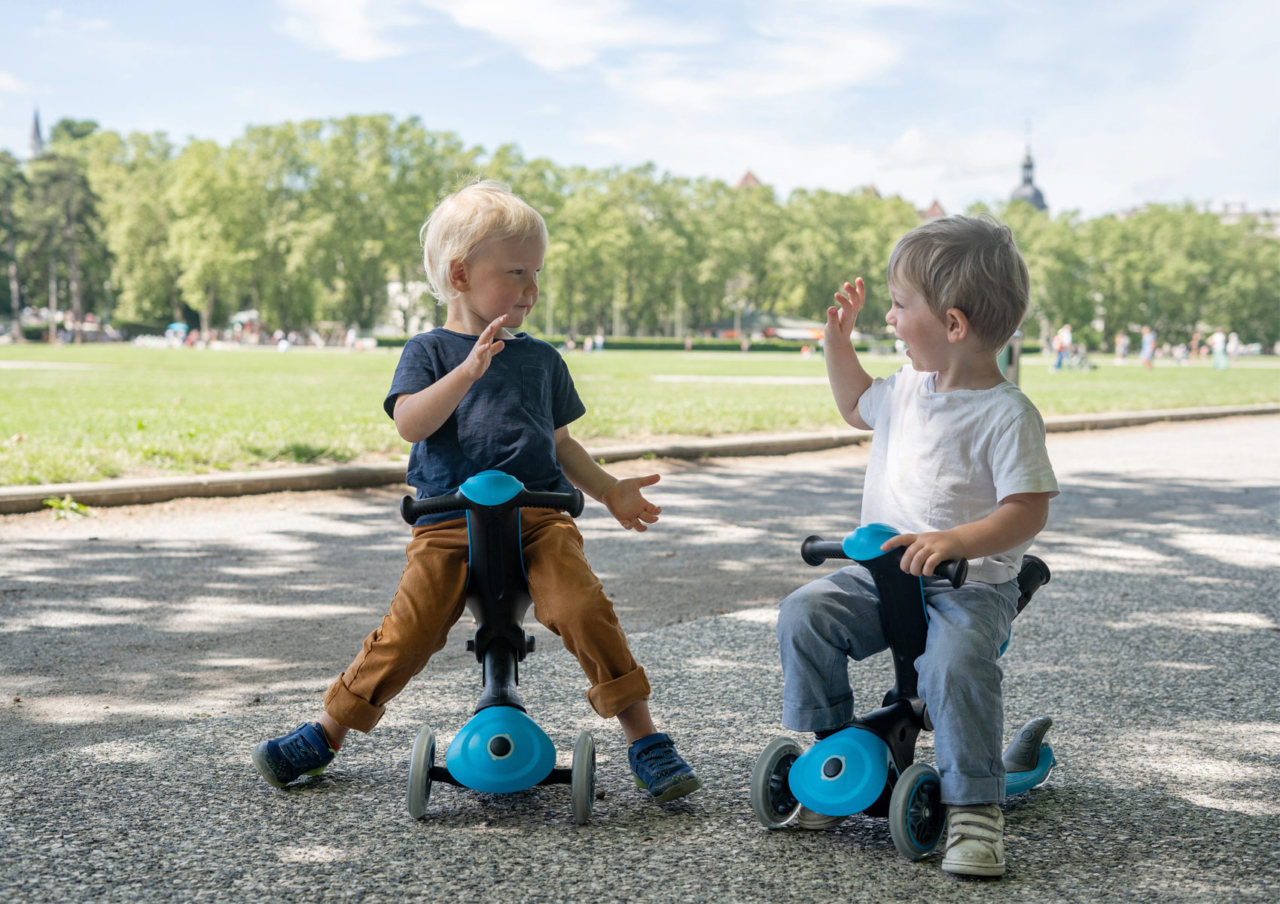 Sit-and-Ride Scooter: GO•UP DELUXE LIGHTS – Globber